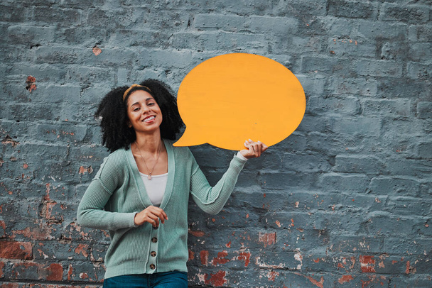 Woman, portrait and brick wall with speech bubble for happy advertising, social media or opinion. Marketing, communication or brand voice of black woman with smile of joy and orange sign mockup - Foto, immagini