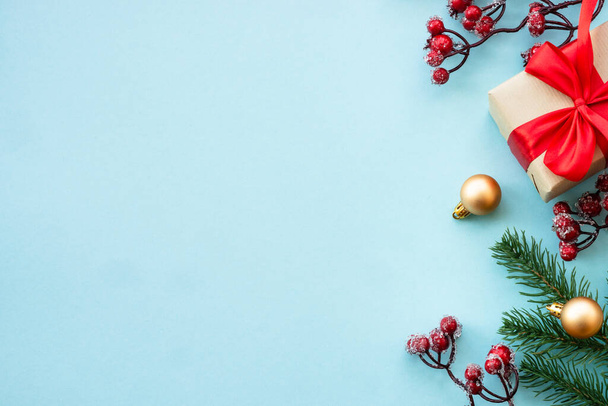 Composição de Natal com decorações de férias em azul. Árvore de abeto, caixa de presente e decoração. Vista superior com espaço de cópia.. - Foto, Imagem