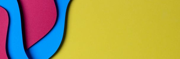 Fondo de textura de papel de color abstracto. Composición de estilo de corte de papel mínimo con capas de formas geométricas y líneas en colores rojo y azul claro sobre fondo amarillo. Vista superior. - Foto, Imagen