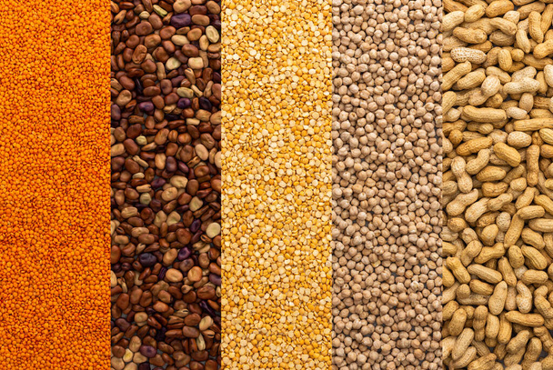 Verschiedene Arten von Hülsenfrüchten, Kichererbsen und Linsen, Erdnüsse und gelbe Erbsen und Bohnen, Ansicht von oben - Foto, Bild