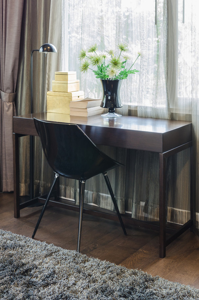 silla negra con mesa de madera
 - Foto, Imagen