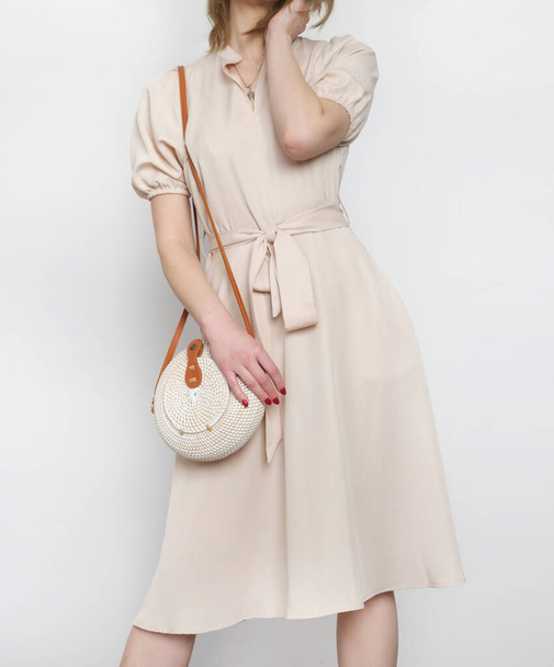 Klas, sade, bej renkli, yapışkan yaz elbisesi giymiş bir kadının stüdyo fotoğrafı.. - Fotoğraf, Görsel