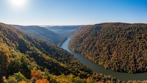 Vista sul fiume Cheat in stretta gola boscosa in autunno. Coopers Rock Forest si trova vicino a Morgantown, Virginia Occidentale - Foto, immagini