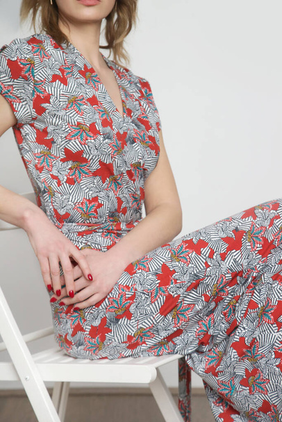 Studioaufnahme einer Frau im floralen Sommerkleid. - Foto, Bild