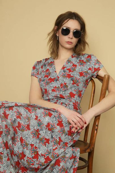 Studio shot van vrouw in bloemen zomer jurk. - Foto, afbeelding