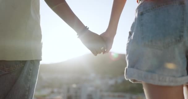 Léto, láska a pár držící se za ruce v Portugalsku na společnou dovolenou. Podpora, důvěra a muž a žena s láskou, slunečním výhledem a cestovat na dovolenou pro dobrodružství s erupcí. - Záběry, video