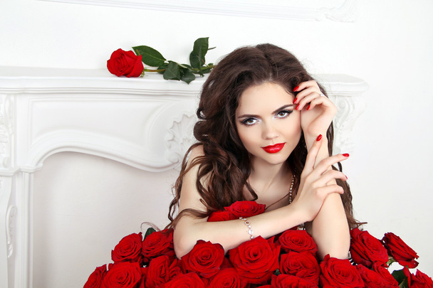Beautiful attractive woman with makeup, red roses bouquet of flo - Foto, afbeelding