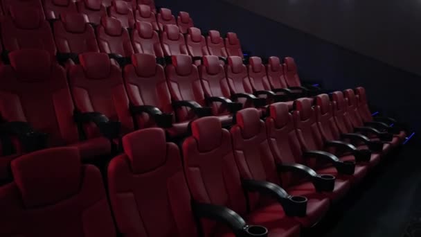 Cinema e intrattenimento, posti vuoti per il cinema rosso per il servizio di streaming televisivo e la produzione cinematografica. Filmati 4k di alta qualità - Filmati, video