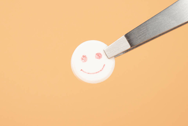 笑顔の錠剤LSD旅行幸せなサイケデリック薬のクローズアップ - 写真・画像
