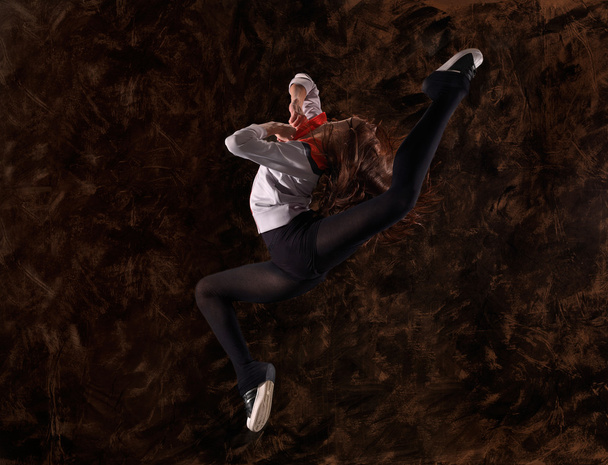 adolescent fille saut
 - Photo, image
