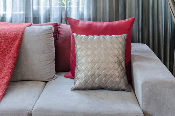 harmaa sohva punainen tyyny olohuoneessa kotona
 - Valokuva, kuva