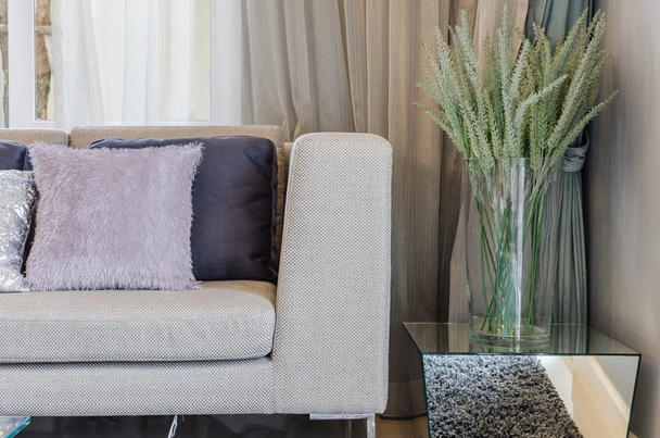 oturma odası modern tarzı ile cam vazoda bitkiler - Fotoğraf, Görsel