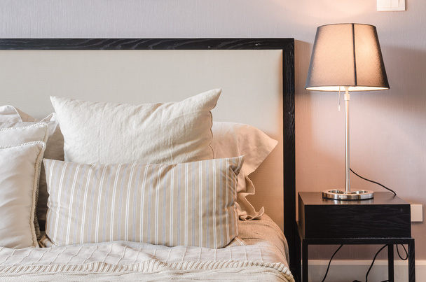 Luxus-Schlafzimmer mit Luxuslampe - Foto, Bild