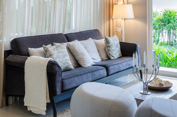 sala de estar de lujo con sofá azul en casa
 - Foto, imagen