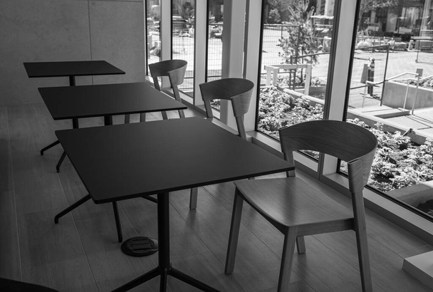 Prázdná moderní učebna nebo školící místnost s židlemi a stoly. Konferenční stůl, židle v hale. Nikdo, selektivní zaměření - Fotografie, Obrázek
