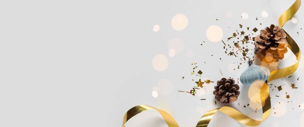 Όμορφη Χριστουγεννιάτικη σύνθεση με κώνους κωνοφόρων σε λευκό φόντο με χώρο για κείμενο - Φωτογραφία, εικόνα