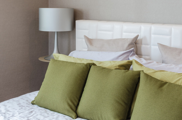 dormitorio moderno con almohadas verdes
 - Foto, Imagen