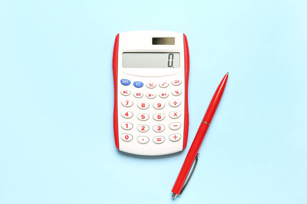 Kalkulačka a pero na barevném pozadí. Koncept úspory peněz - Fotografie, Obrázek