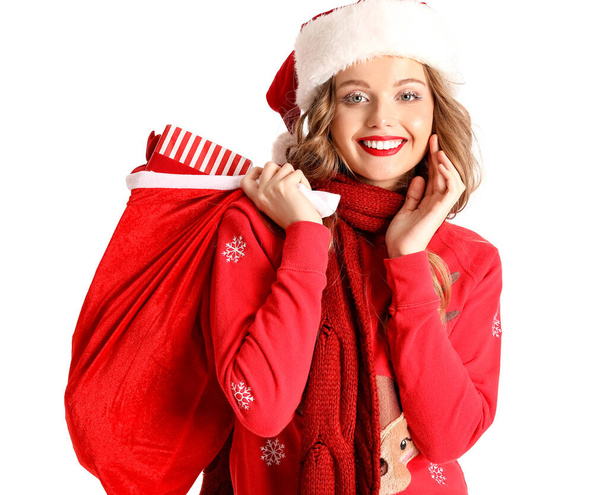Młoda kobieta w kapeluszu Santa z torbą na białym tle - Zdjęcie, obraz
