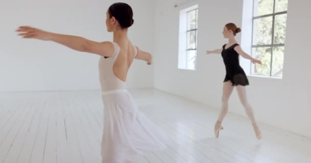 Χορός, τέχνη και μπαλέτο από γυναίκες σε στούντιο που χορεύουν με ομορφιά, 360 και παραδίδουν σε σχολή χορού. Μπαλαρίνα, δημιουργική και επιδόσεις κορίτσι κατάρτισης κίνημα, την ελευθερία και την ισορροπία στάση του σώματος μαζί. - Πλάνα, βίντεο