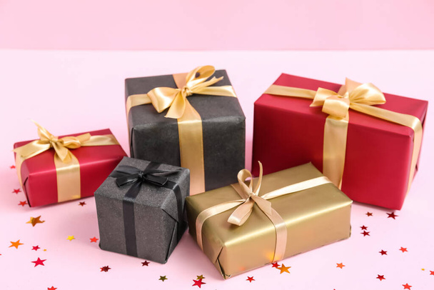Geschenkschachteln auf rosa Hintergrund. Black-Friday-Verkauf - Foto, Bild
