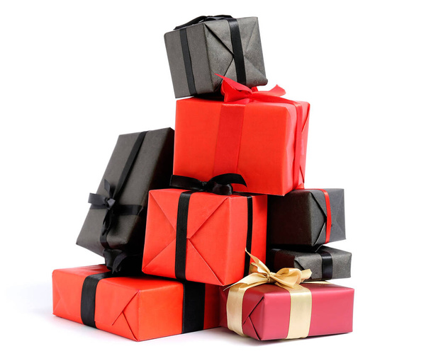 Όμορφα κουτιά δώρων σε λευκό φόντο. Μαύρη Παρασκευή πώληση - Φωτογραφία, εικόνα