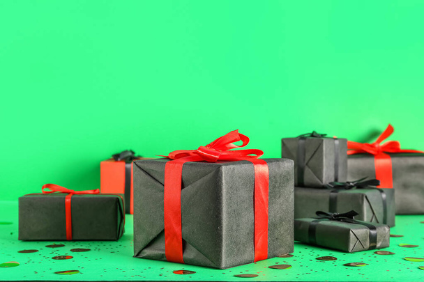 Κουτιά δώρων σε πράσινο φόντο. Μαύρη Παρασκευή πώληση - Φωτογραφία, εικόνα
