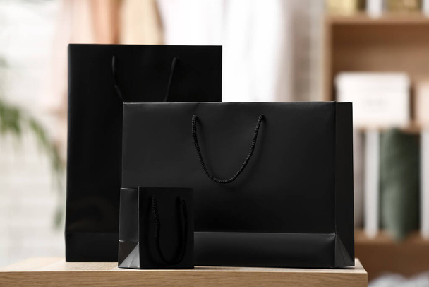 店内のテーブルの上のショッピングバッグ。ブラック・フライデー販売 - 写真・画像