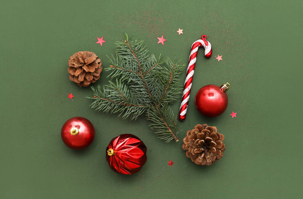 Composição com ramo de abeto, decorações de Natal e cones de pinho no fundo verde - Foto, Imagem
