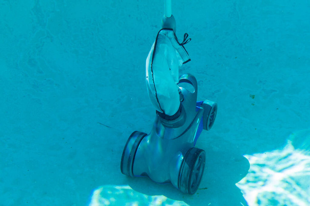 schwimmender automatisierter Unterwasserpool-Reiniger. - Foto, Bild