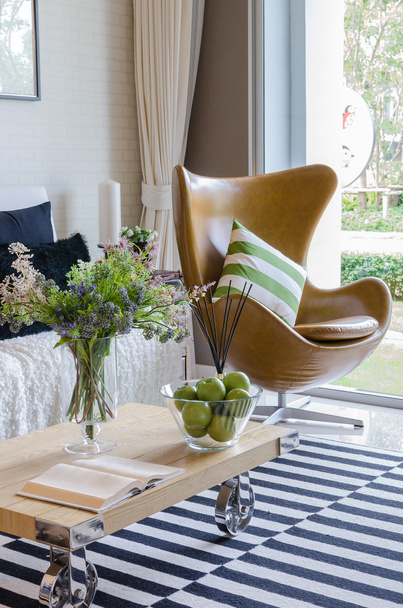 sala de estar moderna com planta em vaso na mesa de madeira
  - Foto, Imagem