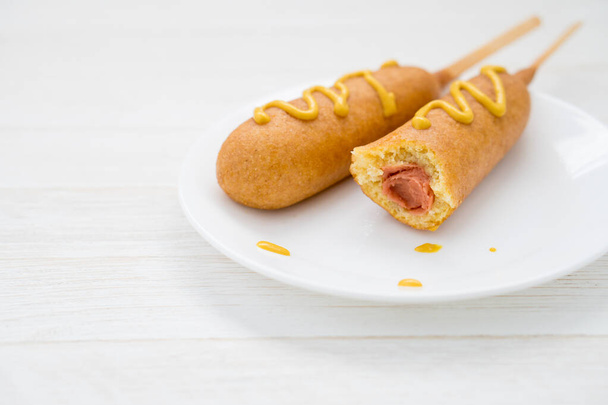 Dwa hot dogi na białym talerzu - Zdjęcie, obraz