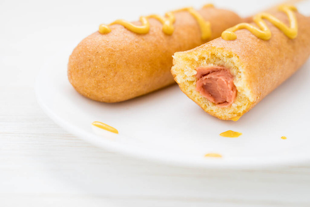 Dwa hot dogi na białym talerzu - Zdjęcie, obraz