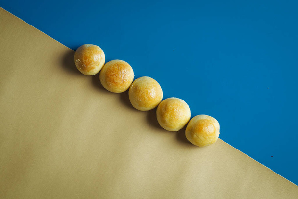 dorty seřazené na modrém a žlutém pozadí - Fotografie, Obrázek