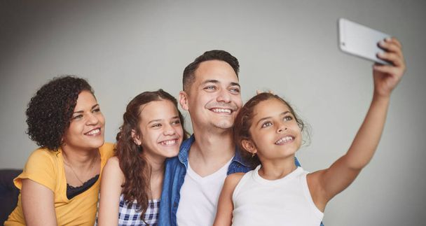 Sorridi per il selfie di famiglia. una famiglia felice di quattro che si fanno un selfie insieme - Foto, immagini
