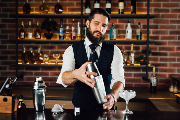 barman preparing cocktail using shaker - Foto, immagini