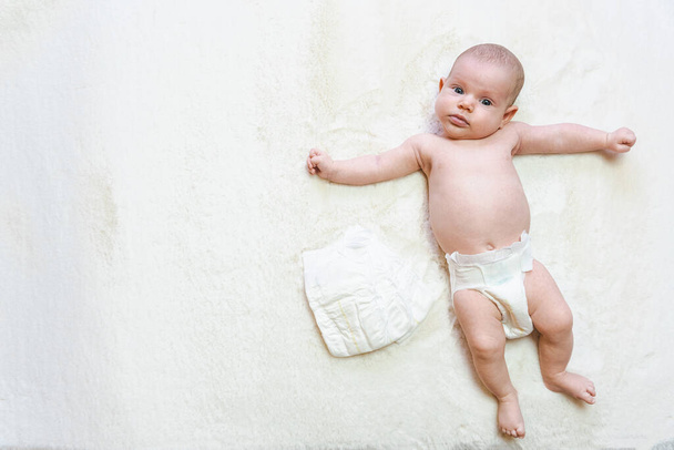 Pañal bebé recién nacido banner. Cuidado de niños fondo blanco. Feliz bebé lindo en pañal. Concepto de infancia, maternidad, vida, nacimiento. Copiar espacio - Foto, imagen