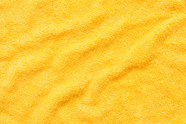 Superficie del panno di microfibra giallo, sfondo del modello macro tessile
 - Foto, immagini