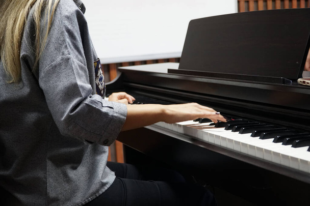 woman learning to play piano - 写真・画像