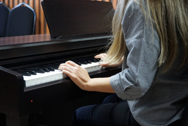 Frau lernt Klavierspielen - Foto, Bild