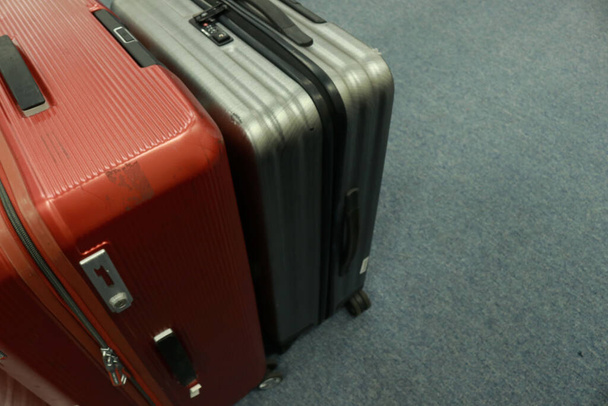 旅行中に衣服などを含む空港での2つのスーツケースの写真 - 写真・画像