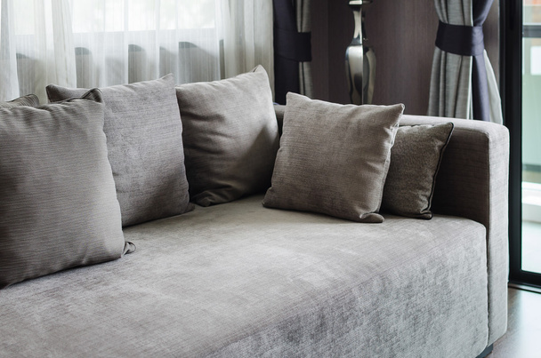 almohadas grises en sofá moderno
 - Foto, imagen
