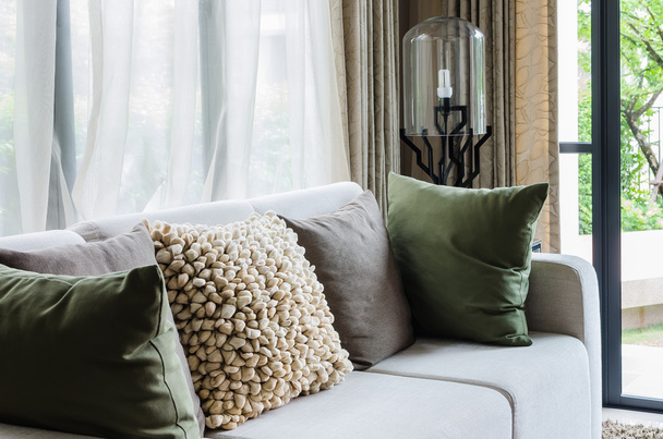 salon avec canapé blanc et lampe moderne
 - Photo, image