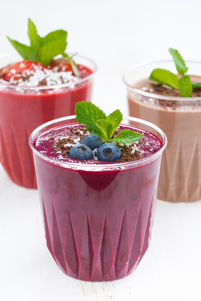 Blueberry, chocolate and strawberry milkshakes, close-up - Foto, afbeelding