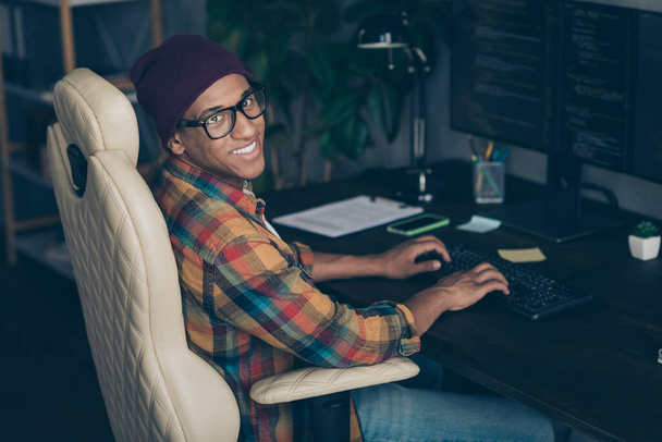 Profil zdjęcie wesoły przystojny facet siedzi krzesło klawiatura wpisując operacyjne debugowanie nowoczesne biuro w pomieszczeniach. - Zdjęcie, obraz