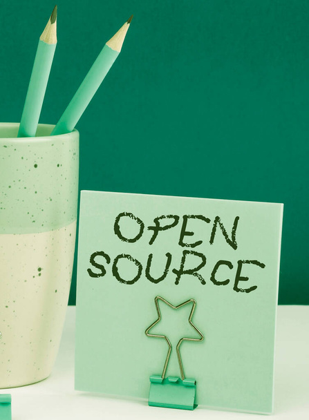 Sinal exibindo Open Source, foto conceitual contém o código-fonte que pode ser modificado e aprimorado - Foto, Imagem