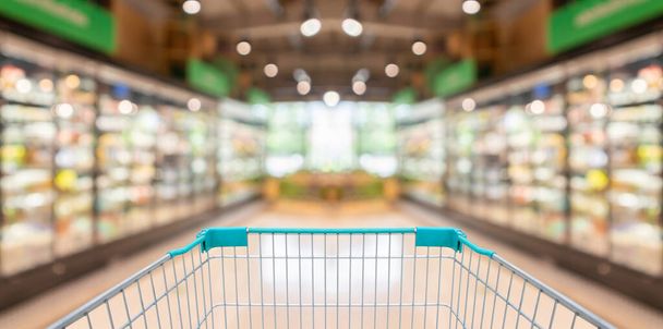 пустая корзина в фоновом режиме супермаркета - Фото, изображение