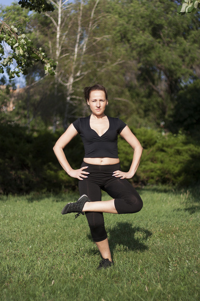 Young woman doing fitness outdoors - Valokuva, kuva