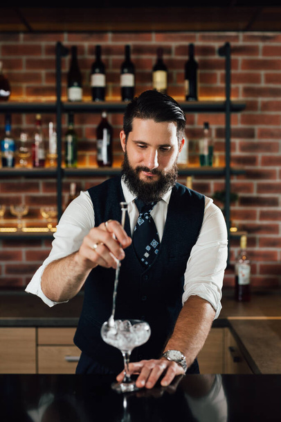 barman preparing cocktail in bar - Foto, Bild