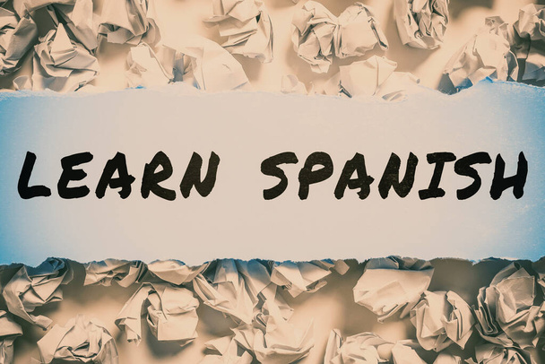 Affichage conceptuel Apprendre l'espagnol, Parole Écrit pour former l'écriture et parler la langue nationale d'Espagne - Photo, image